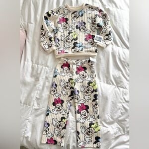 New with tags Disney Minnie Mouse matching outfit. Thick material - size 6